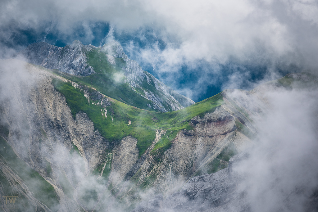 Zwischen den Wolken (B1039)