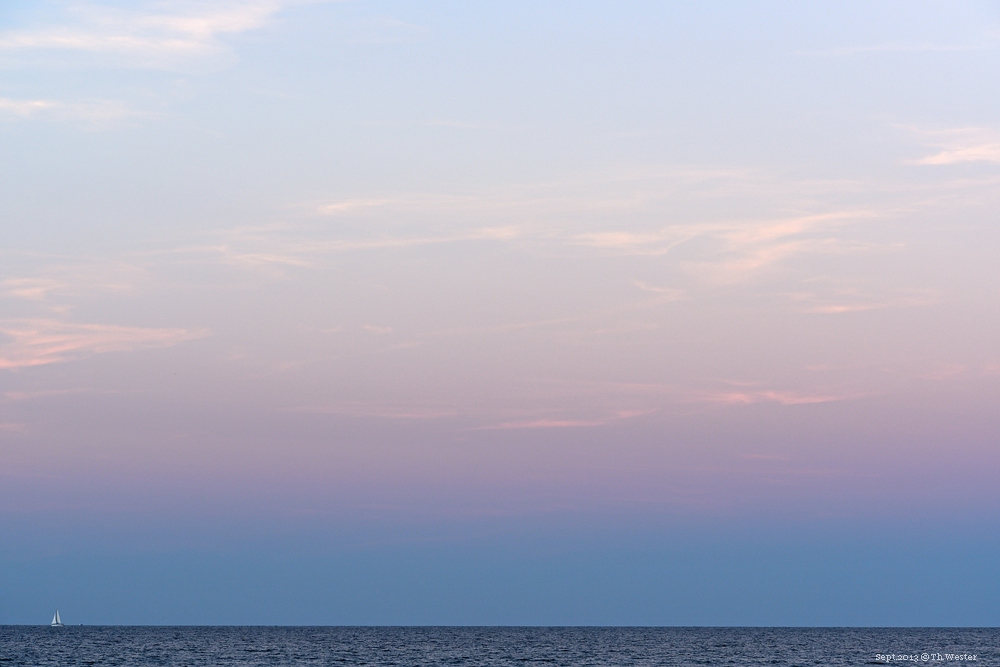 Kurz nach Sonnenuntergang färbte sich der Himmel fast jeden Abend derart über der Ostseite der Insel (B69)