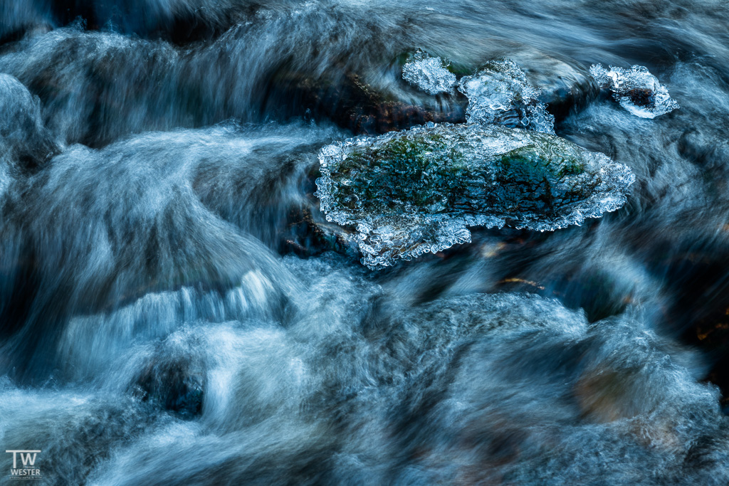 Eis überzieht die Steine im Fluss (B1246)