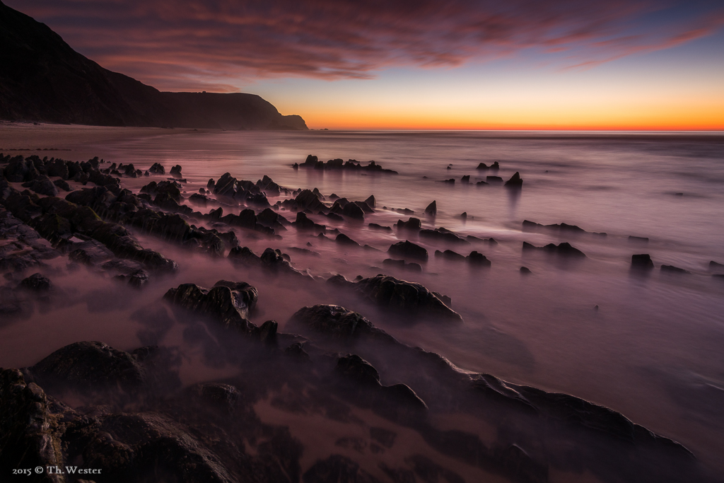 Ungefähr eine halbe Stunde nach Sonnenuntergang stellte sich hier eine unglaubliche Färbung des Horizontes ein: ich musste per "Lightroom" die Farben zurücknehmen, weil es in der RAW-Datei schon fast zu intensiv war (B372)