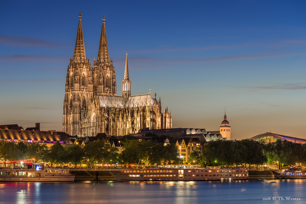 Hier habe ich eine neue Perspektive ausprobiert, von der aus man den imposanten "Vierungsturm" des Kölner Doms ganz gut erkennen kann (B341)