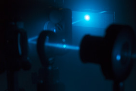 Laserstrahlen in einem Anregungs-Abfrage-Experiment. Foto: Sven Döring/Leibniz-IPHT