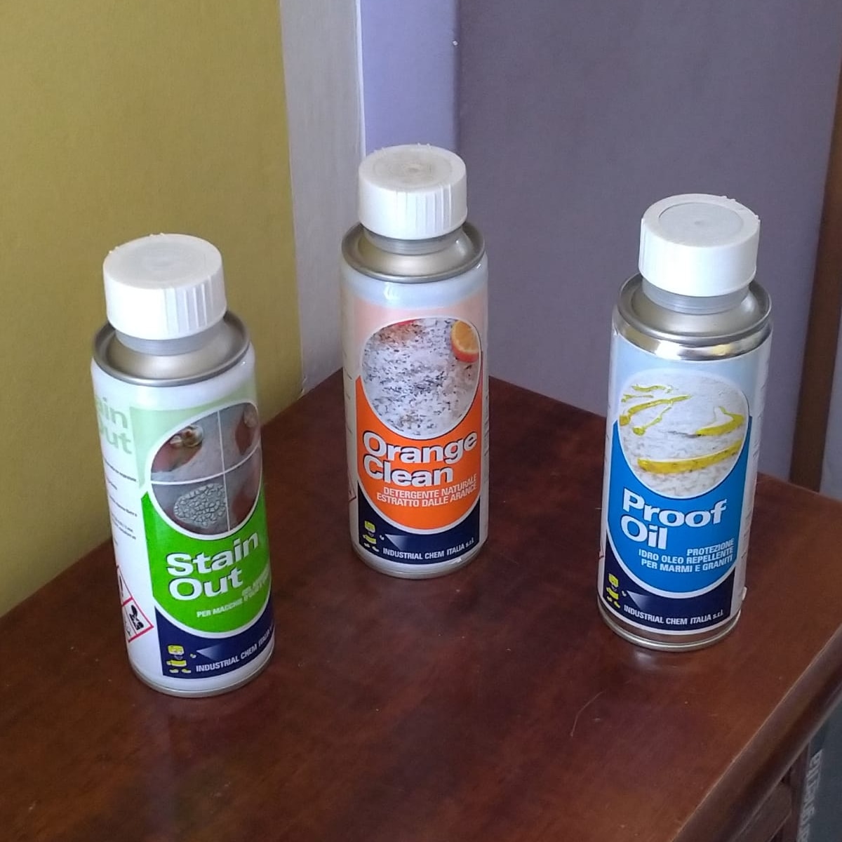 Prodotti ad alta qualità per detergere e proteggere marmi, pietre e graniti: In ordine da sinistra, detergente naturale, gel assorbente per macchie d'olio grasso e protezione idro oleo repellente