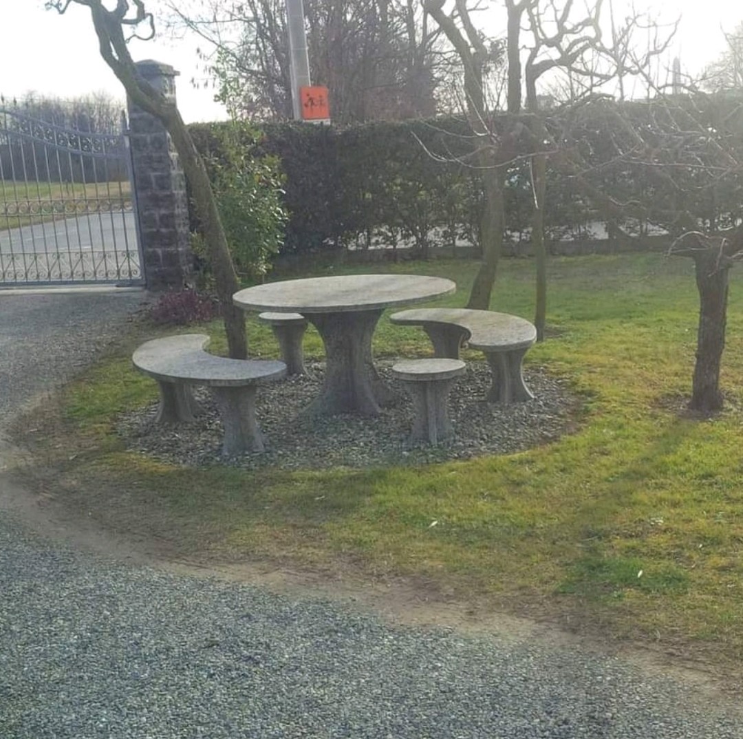 Tavolo e panche in pietra