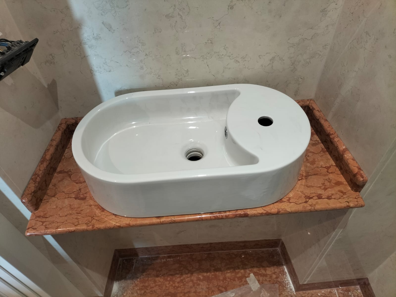 Nostra realizzazione! Fornitura e posa in opera di due bagni in marmo Biancone e Rosso Verona