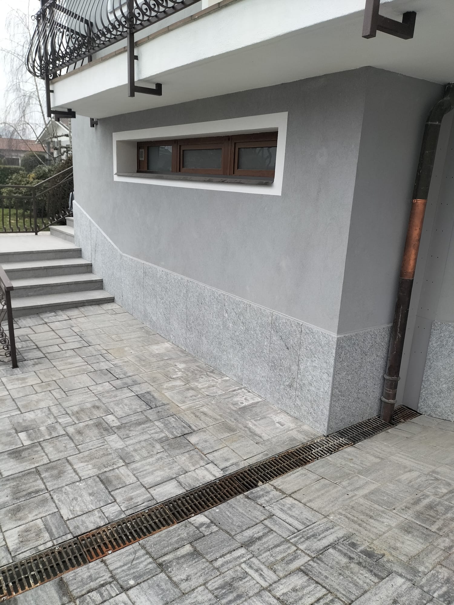 Rivestimento muro in pietra di Luserna con smusso a 30°