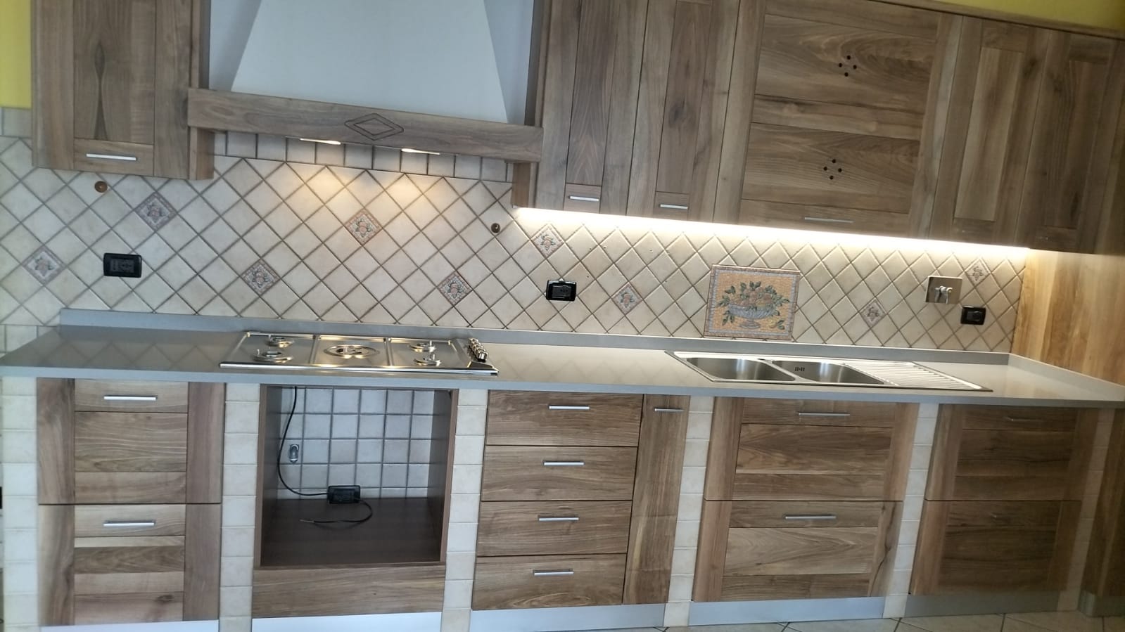 Piano di cucina in agglomerato base resina