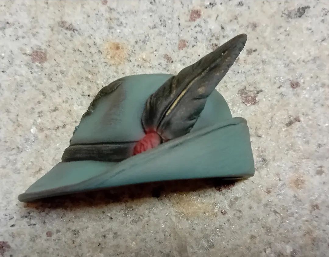 Applicazione cappello alpino in bronzo colorato