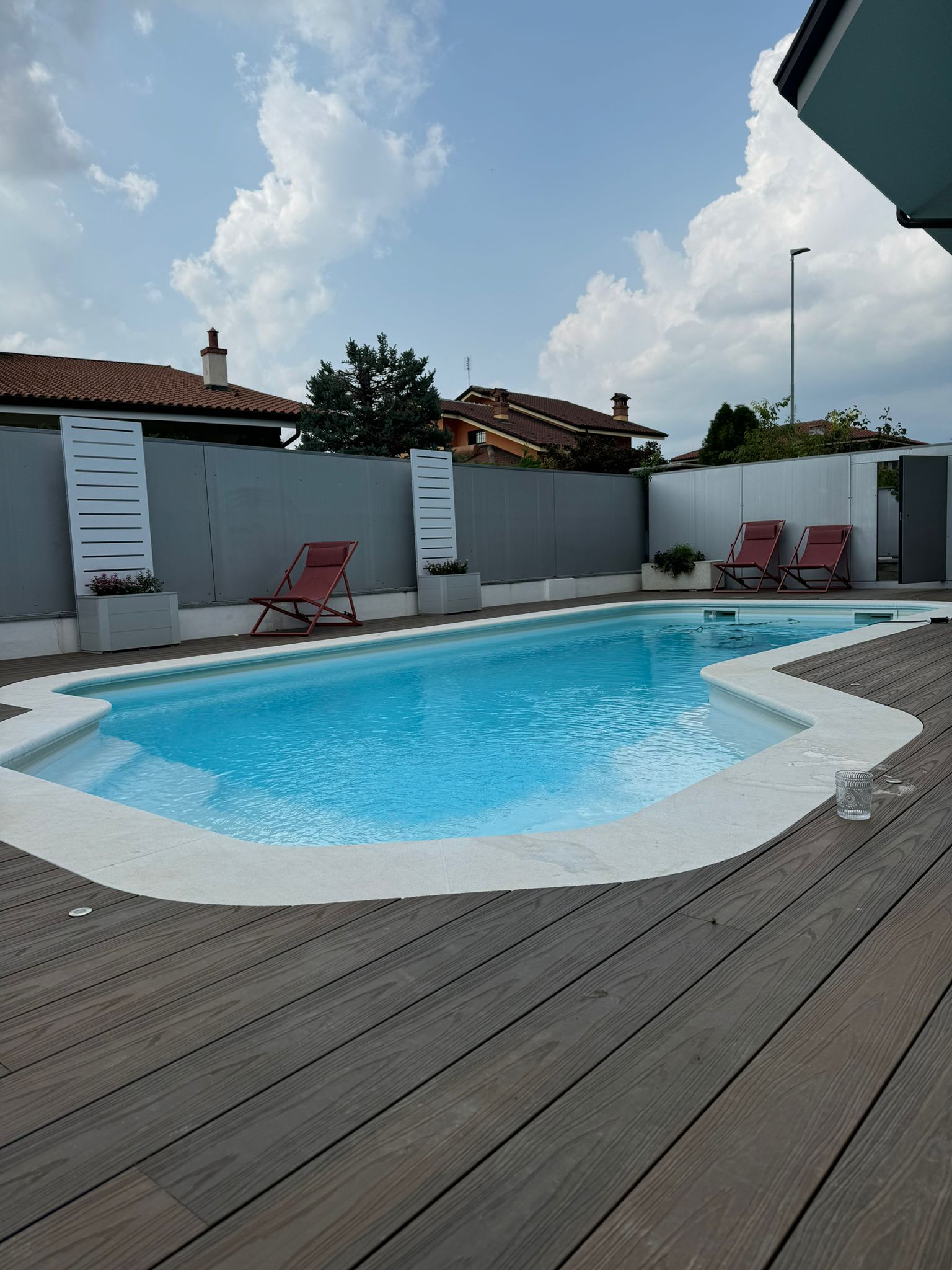 Bordo piscina in Bianco Carrara, piano e coste granigliate con lavorazione a profilo. Rilievi misure, fornitura e posa in opera eseguite interamente dalla nostra azienda