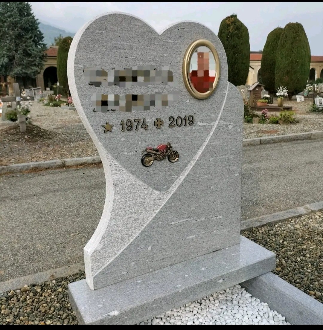 Copritomba modello a cuore con bordi in Beola Bianca lucido
