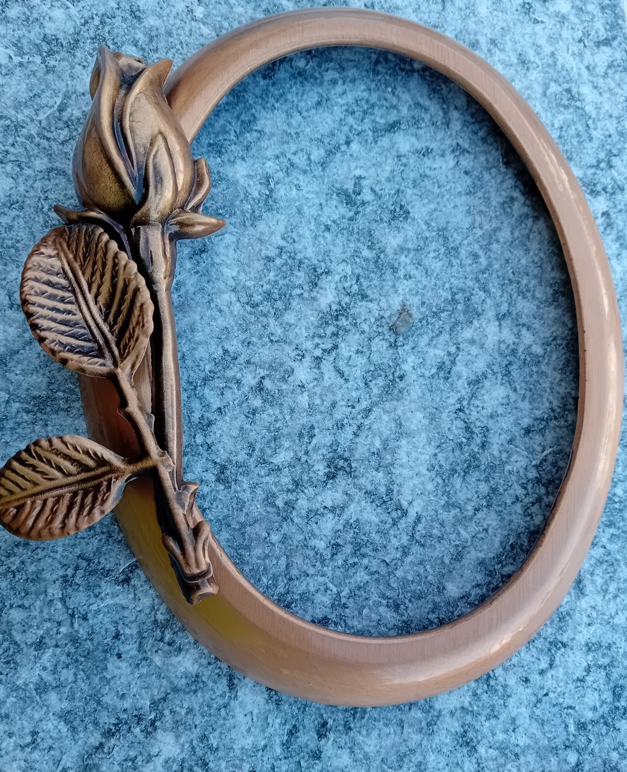Cornice in bronzo con fiore