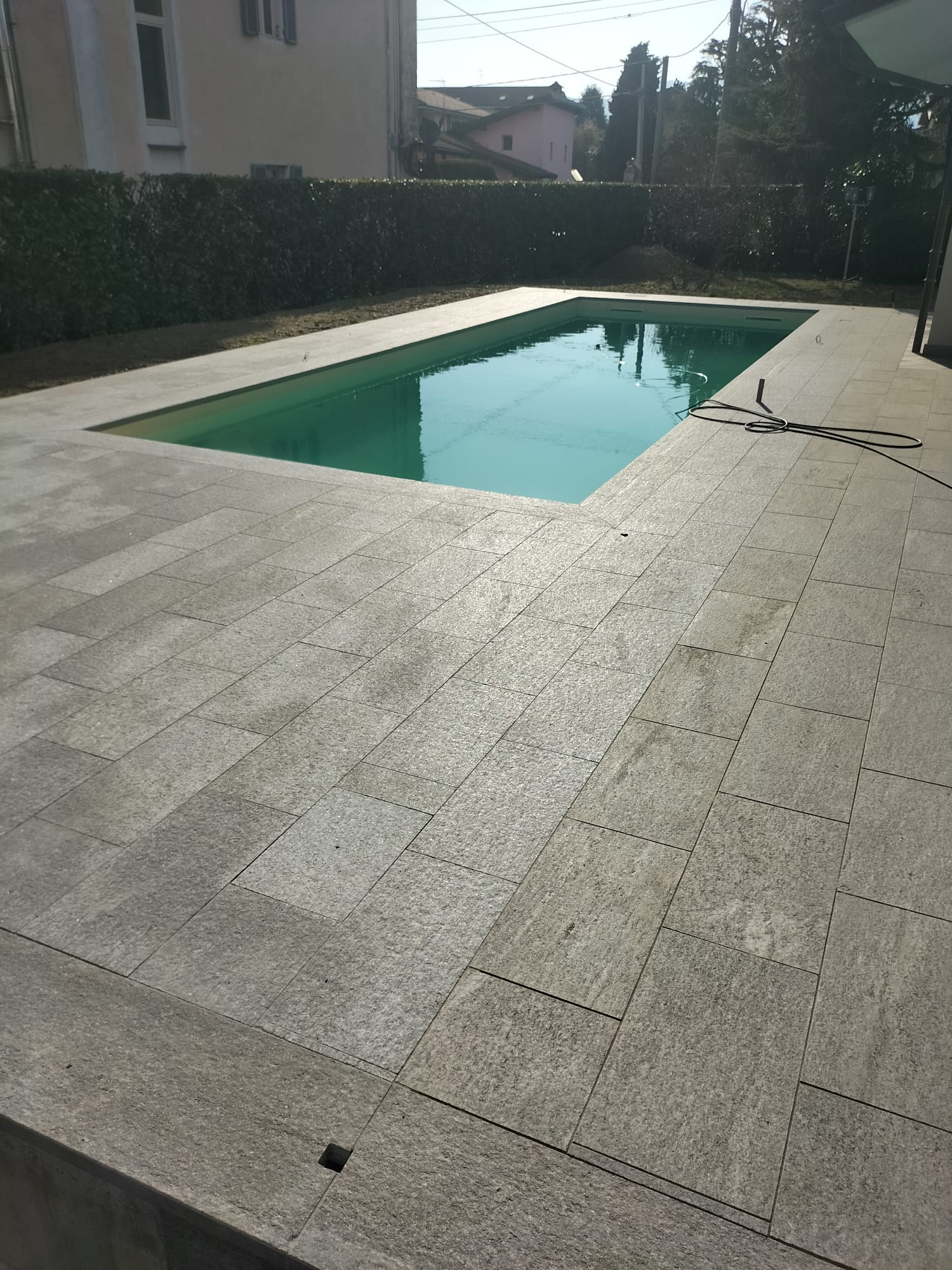 Realizzazione bordura e pavimento per piscina in pietra di Luserna 