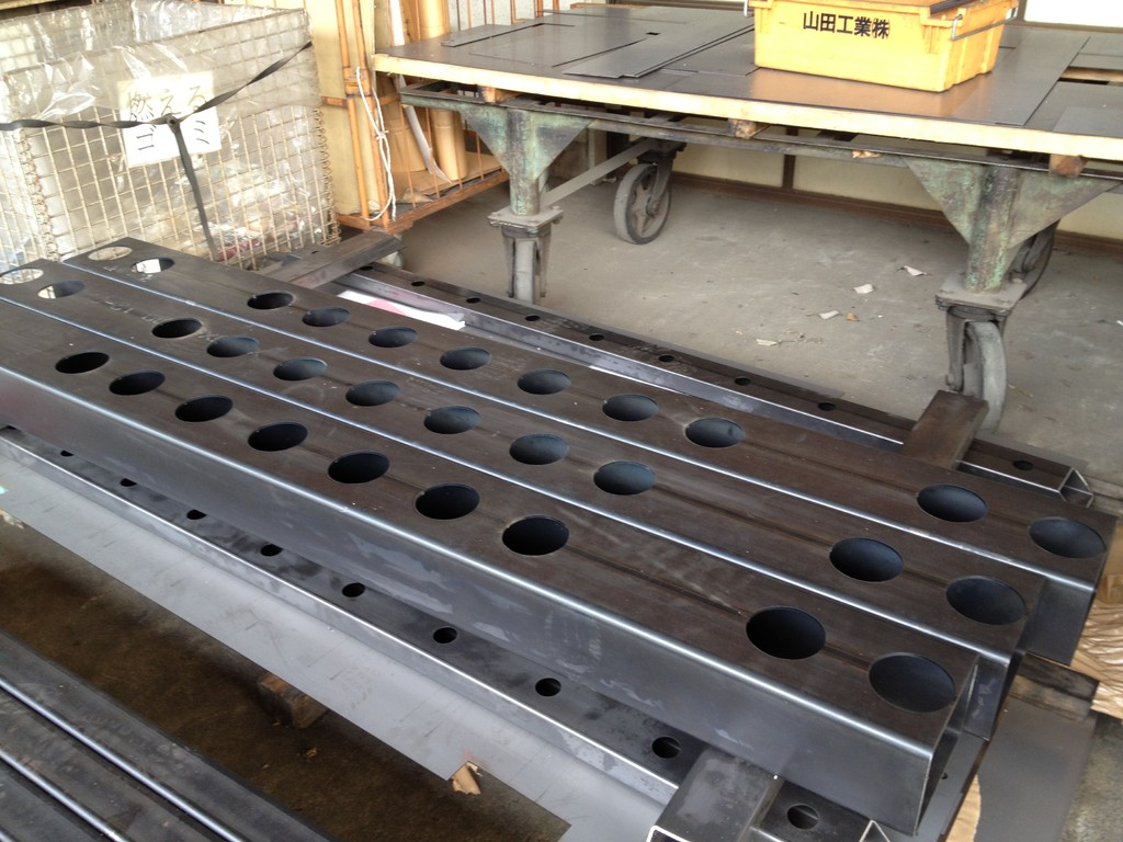 レーザー加工　パイプ　200mm X 150mm 長さ　2400mm