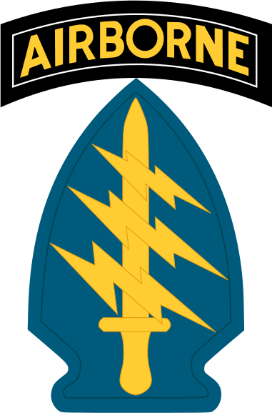 Ärmelabzeichen als Verbandsabzeichen der Green Berets einschließlich des oberhalb angebrachten Sprungqualifikations-Band