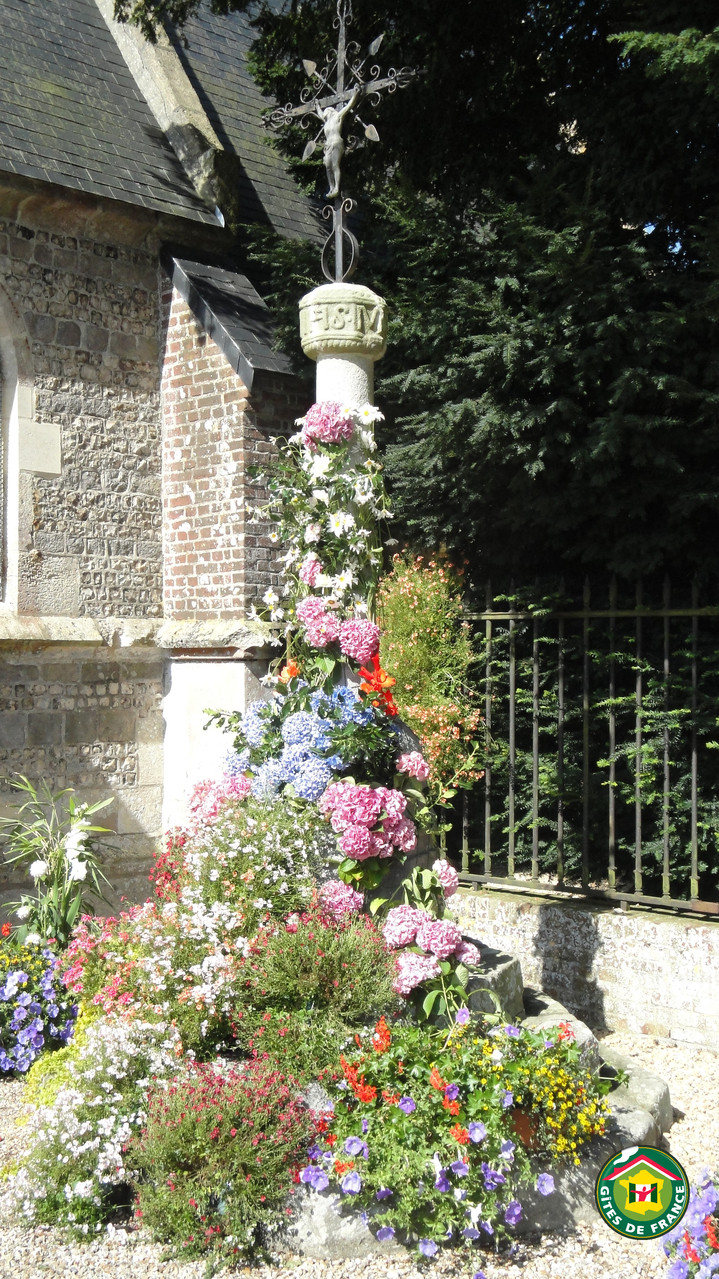 Chapelle de Janville fleurie lors d'une cérémonie religieuse