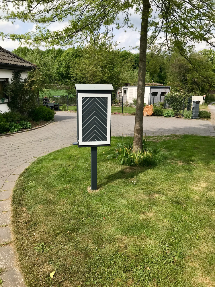 Der Schaukasten ist öffentlich zugänglich und ermöglicht allen Interessierten von Mai bis August den Blick in ein lebendes Bienenvolk.