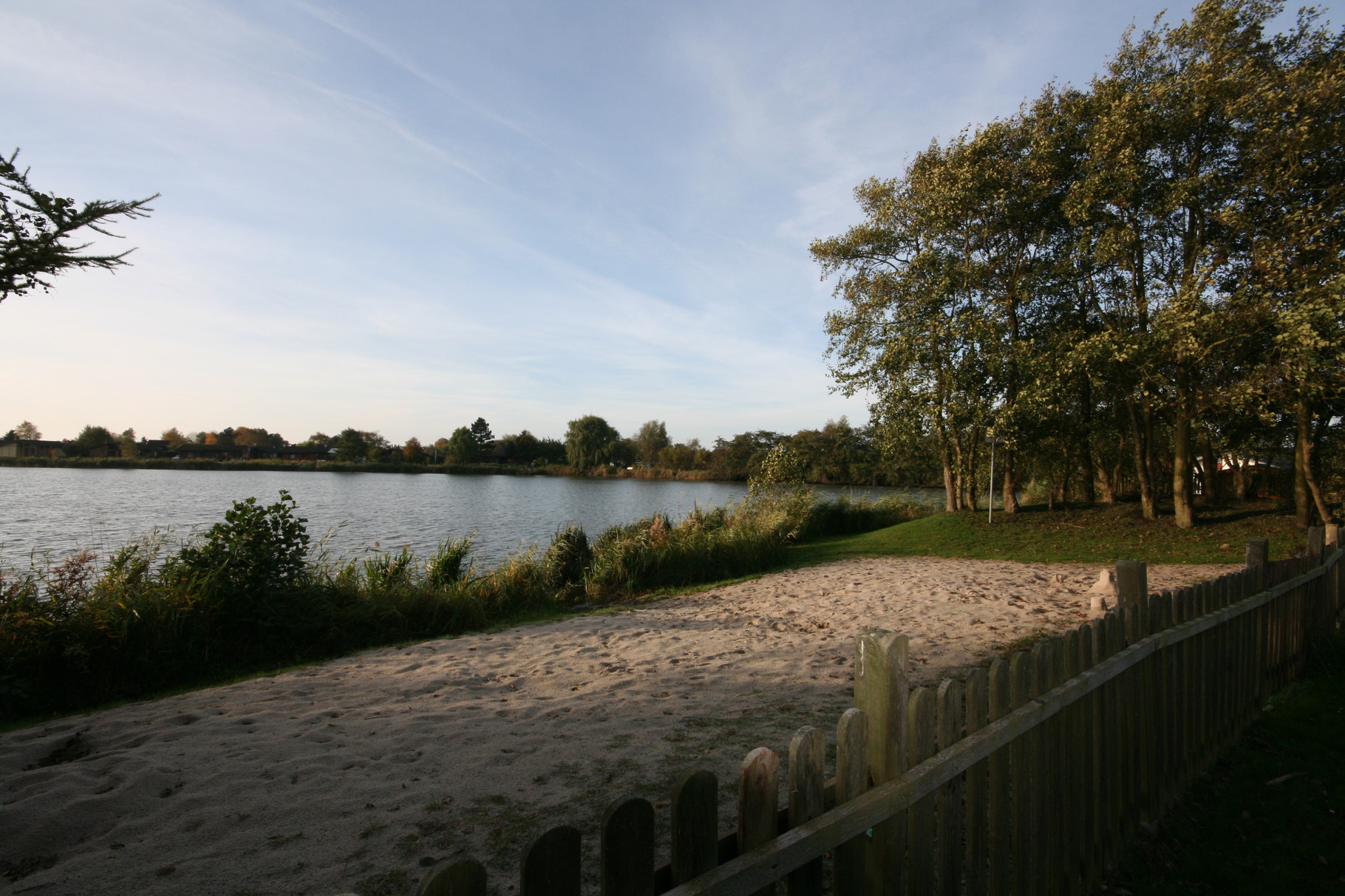 Kleiner Sandstrand am See