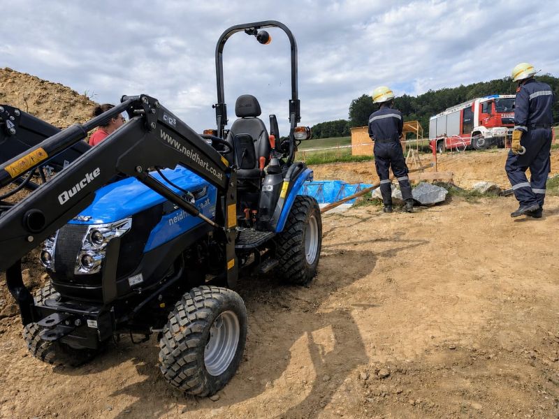 Minibagger drohte in Graben zu stürzen