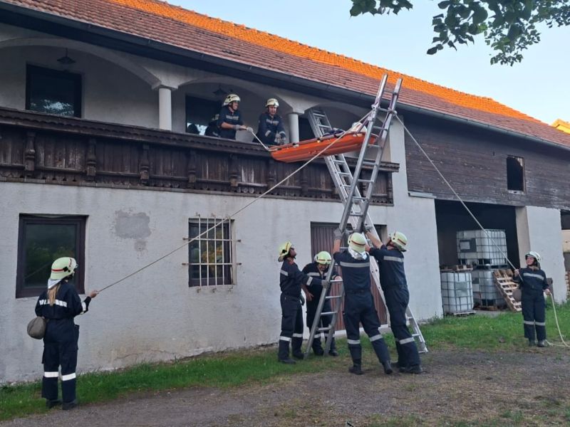 Menschenrettung über Schiebeleiter geübt