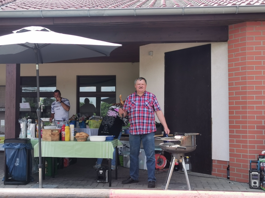 Es gab lecker gegrilltes von unserem Zuchtfreund Andreas Kühn, im Hintergrund Zfrd. Tobias Eule bei der Tombola