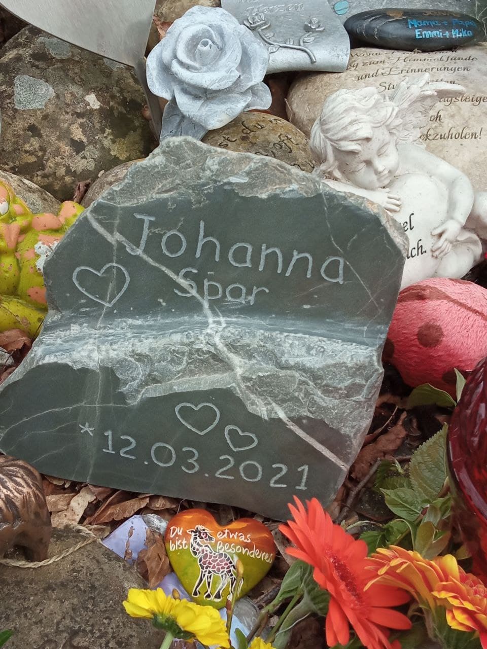 Johannas Grabstein mit kleinem Herz von Johannas einer Oma.