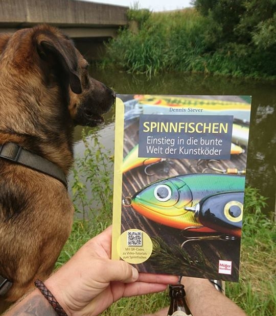 Autor und Angler Dennis Siever und sein Buch "Spinnfischen-Einstieg in die Bunte Welt der Kunstköder"