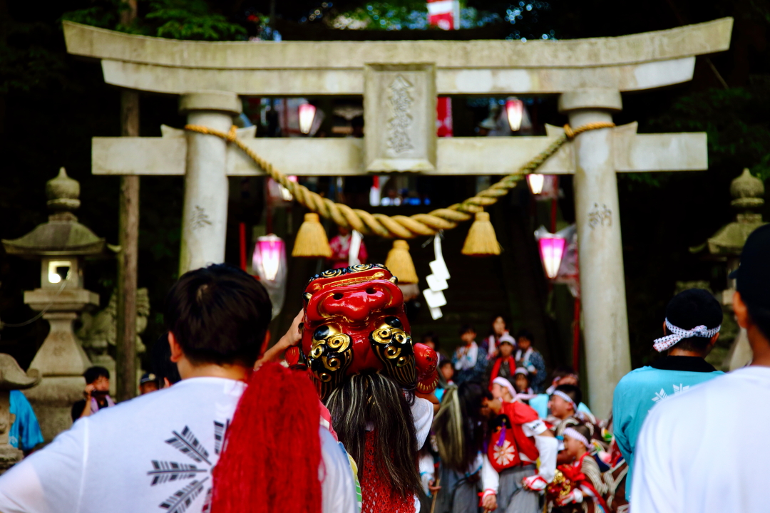 ほんの少しずつ、お祭りのそばへ。