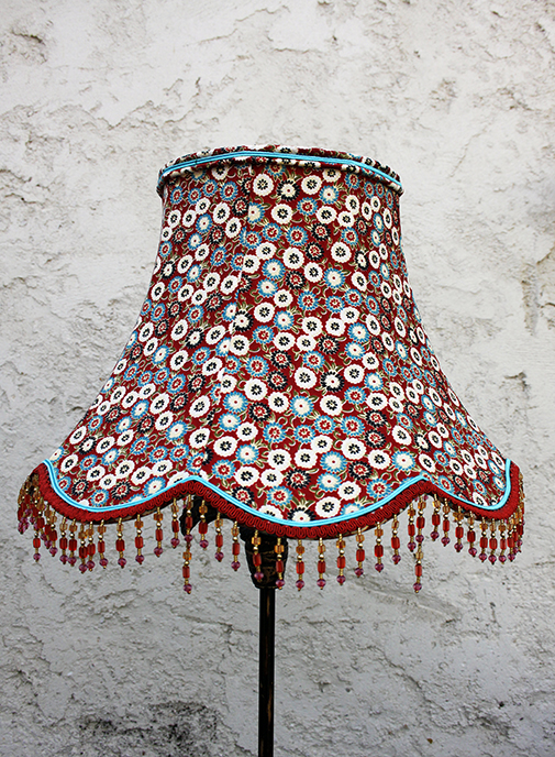 Une pagode en tissu tendu,  avec sa frange de perles