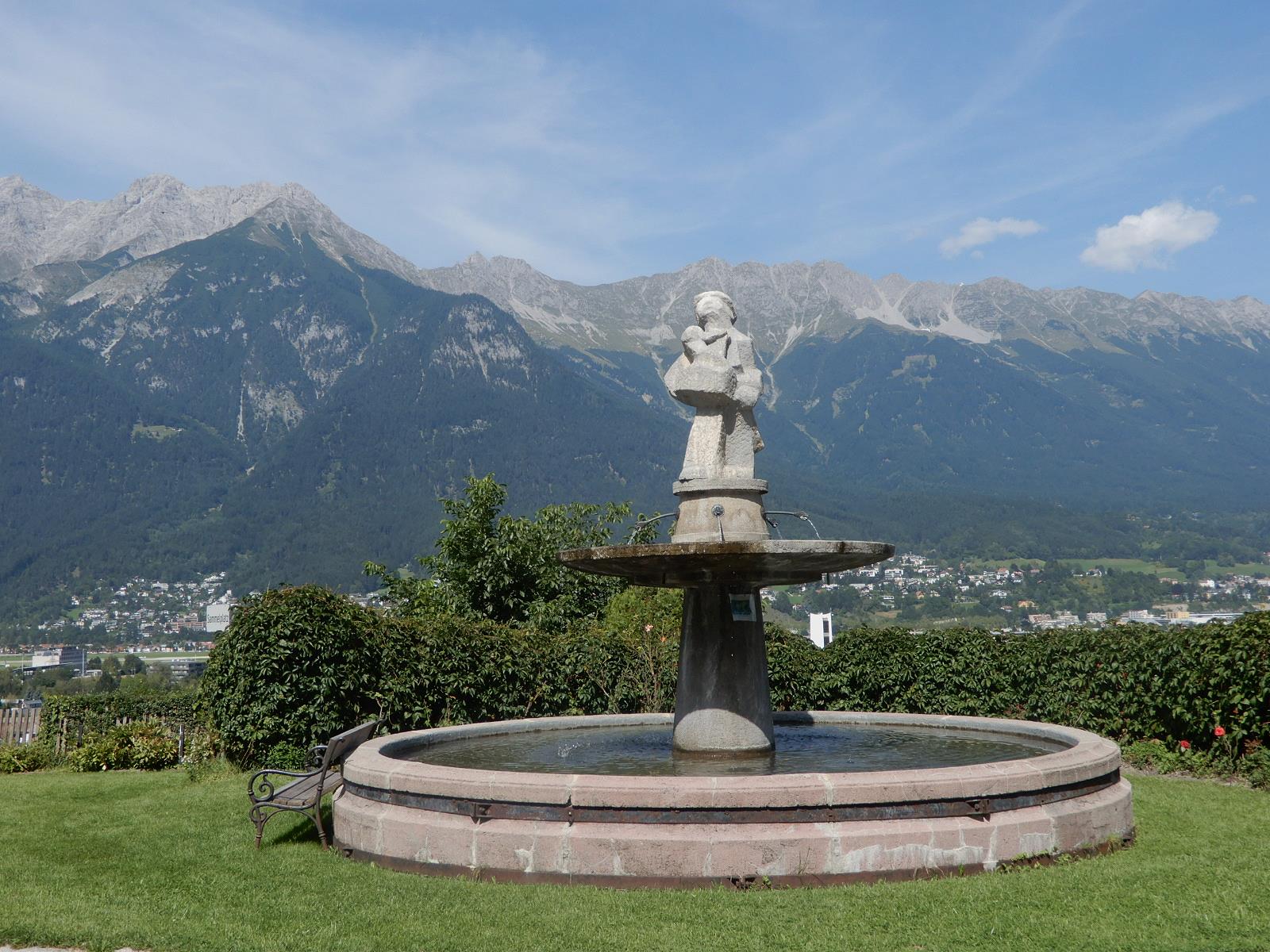 Blick auf die Nordkette und die Stadt Innsbruck