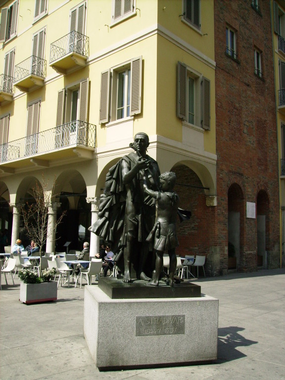 Denkmal v. Stradivari