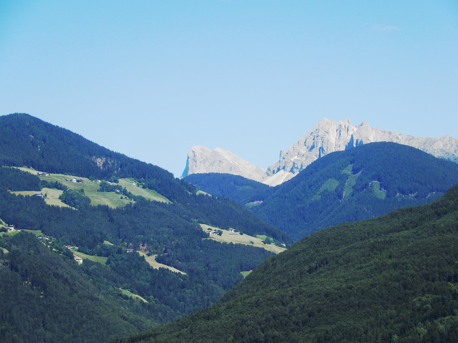 zum Schluss noch ein Blick aus einem Schlossfenster auf die bekannten Geislerspitzen