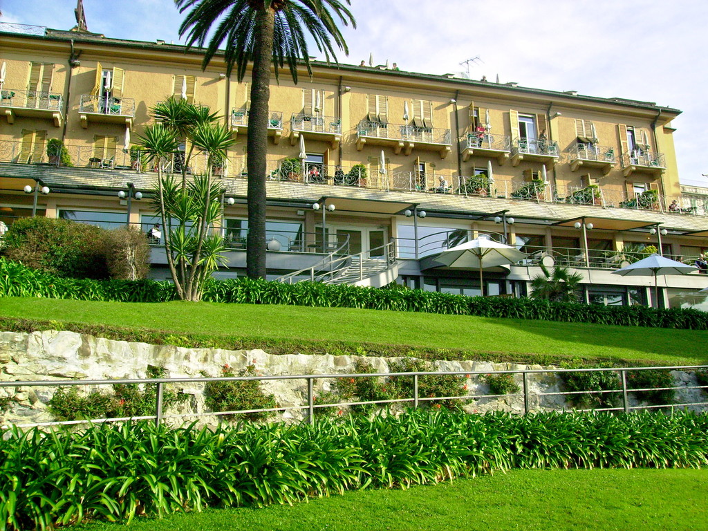 das Hotel mit Blick zum Meer