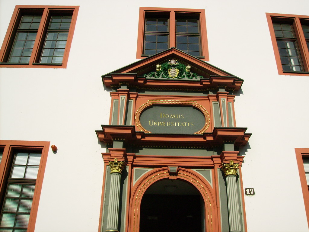 Eingang zur Domus Universität