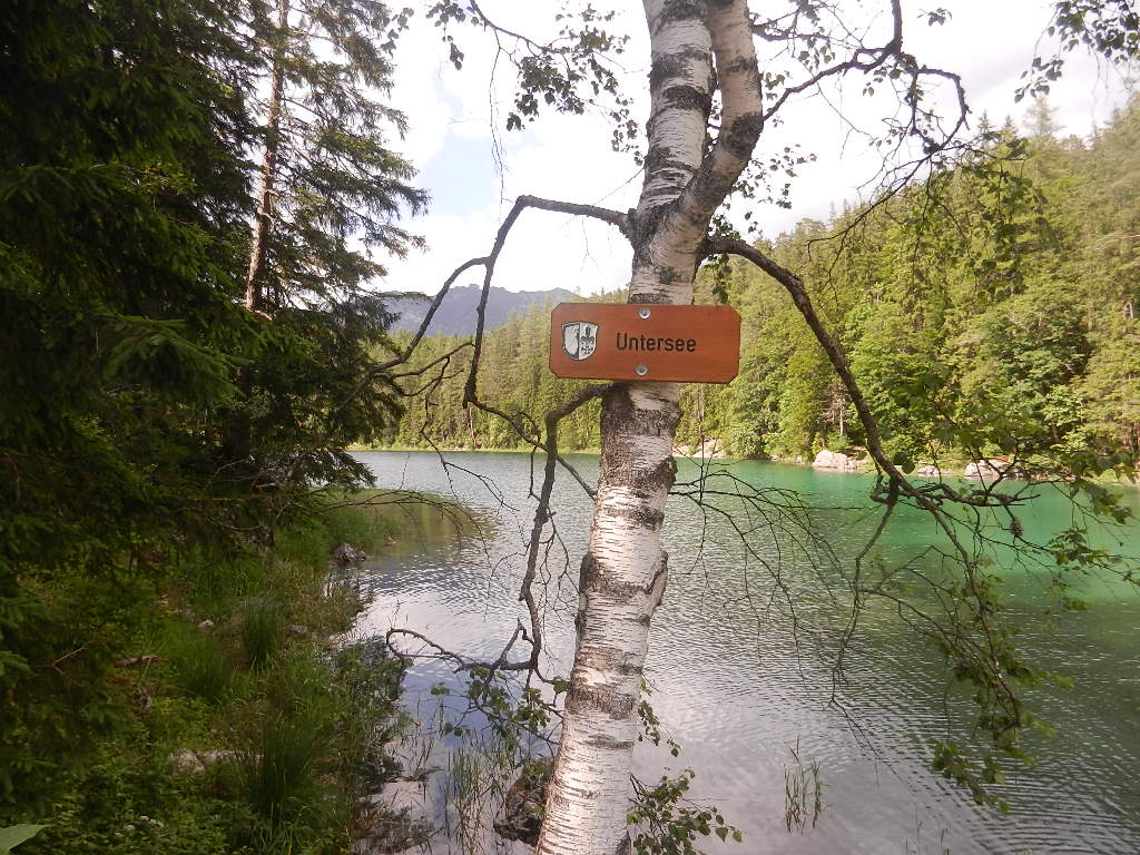  Schilder, die entlang der 7km langen Strecke stehen