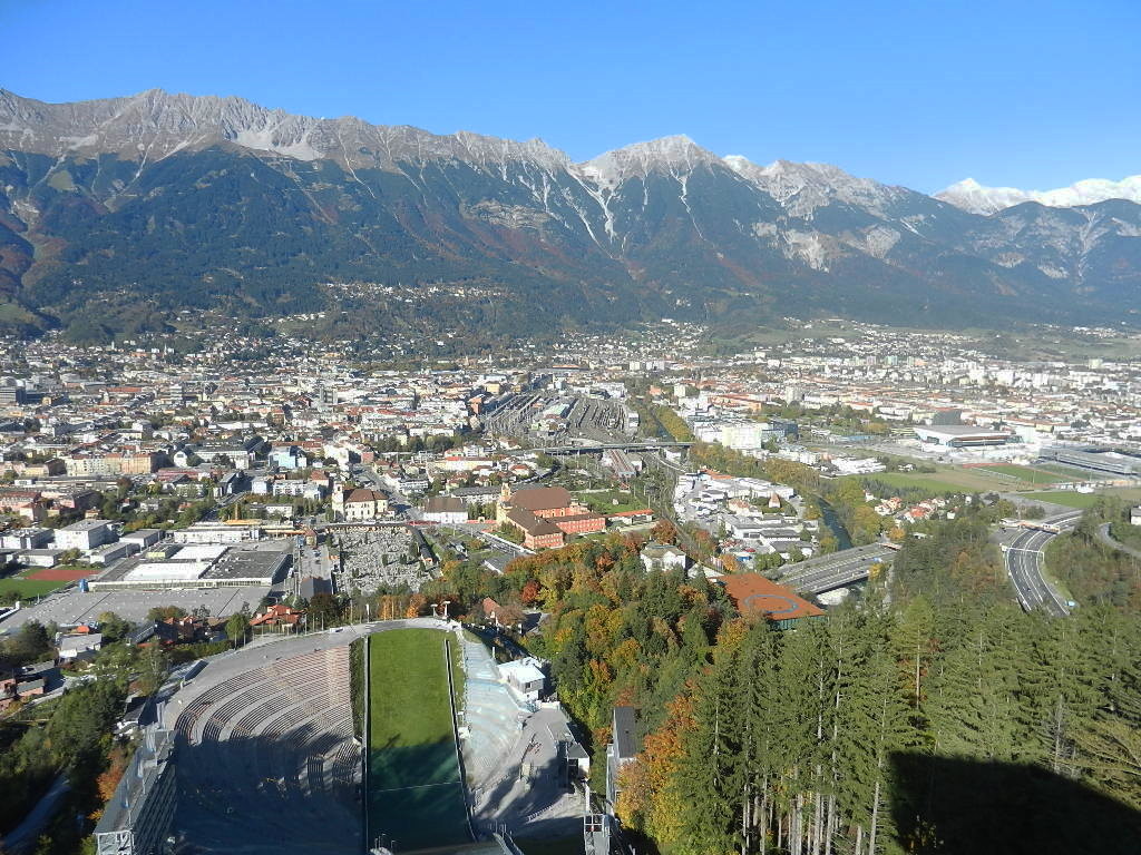 Blick v.d. Aussichtsterrasse auf Innsbruck- auf das Stadion - im Hintergrund d. Nordkette