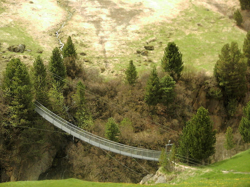 über die Hängebrücke