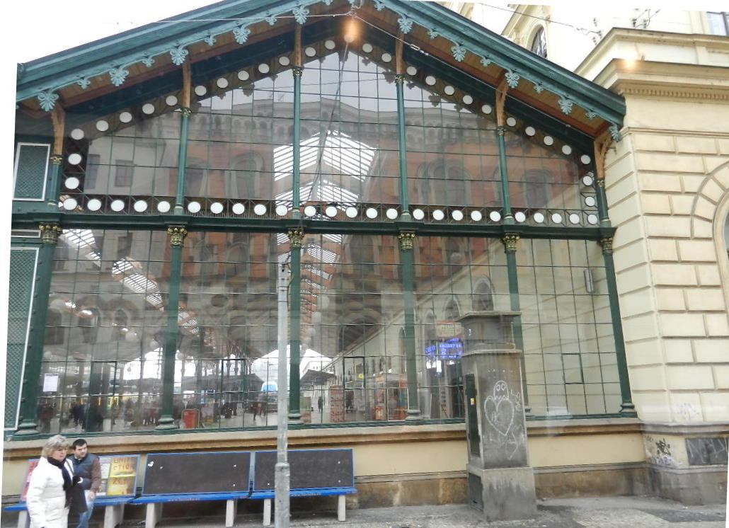 ...vorbei an prunkvollen Gebäuden (ist ein Bahnhof)