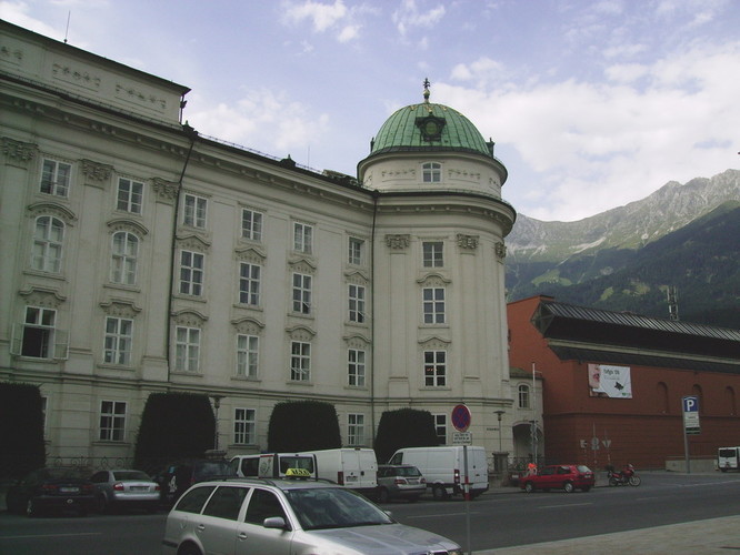 Hofburg rechts Kongresshaus im Hintergrund die Nordkette