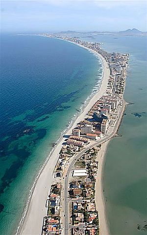 (Bild ist v. GOOGLE)-Halbinsel La Manga - auf der linken Seite die Salzwasserbucht -Mar Menor - auf der rechten Seite das Mittelmeer