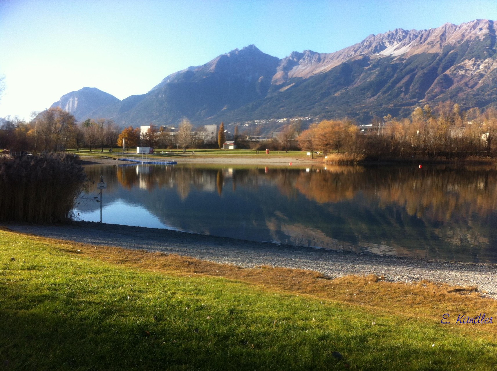 Herbst am Innsbrucker Baggersee im Hintergrund die Nordkette 18. Nov. 2015