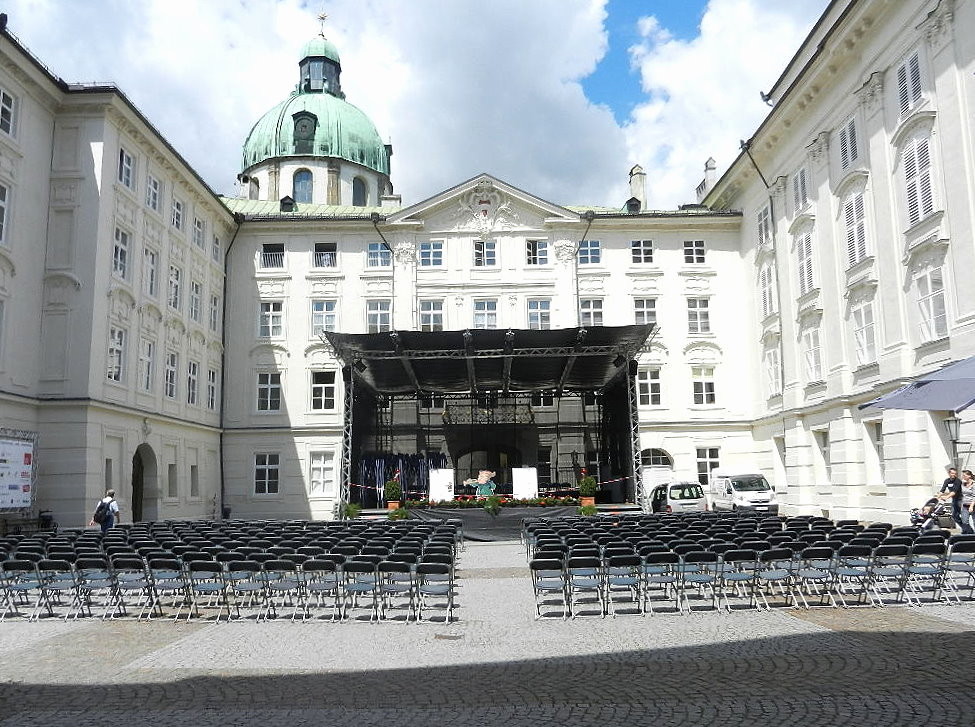 ... Aufführungsort  der Konzerte ist der Innenhof der Hofburg