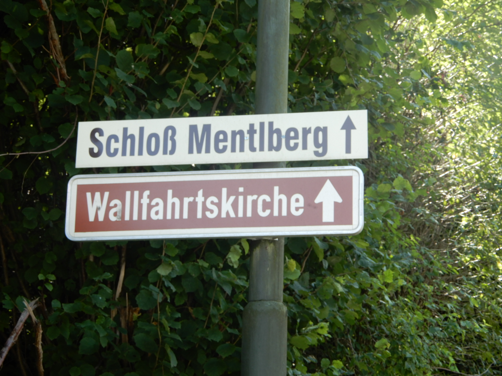 zum Schloss Mentlberg u.der  Wallfahrtskirche Innsbruck-Sieglanger