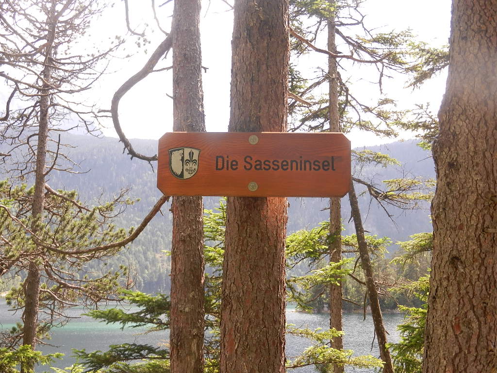  Schilder, die entlang der 7km langen Strecke stehen