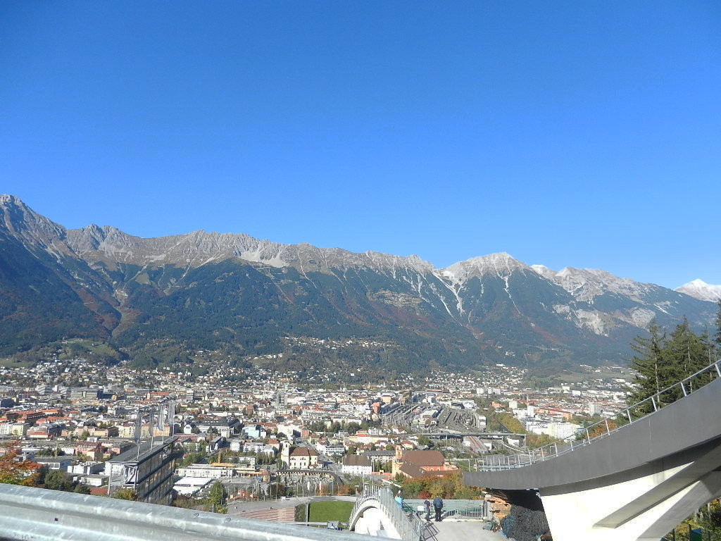 Blick v. Turm auf das Stadion -im Hintergrund Innsbr. u.die Nordkette