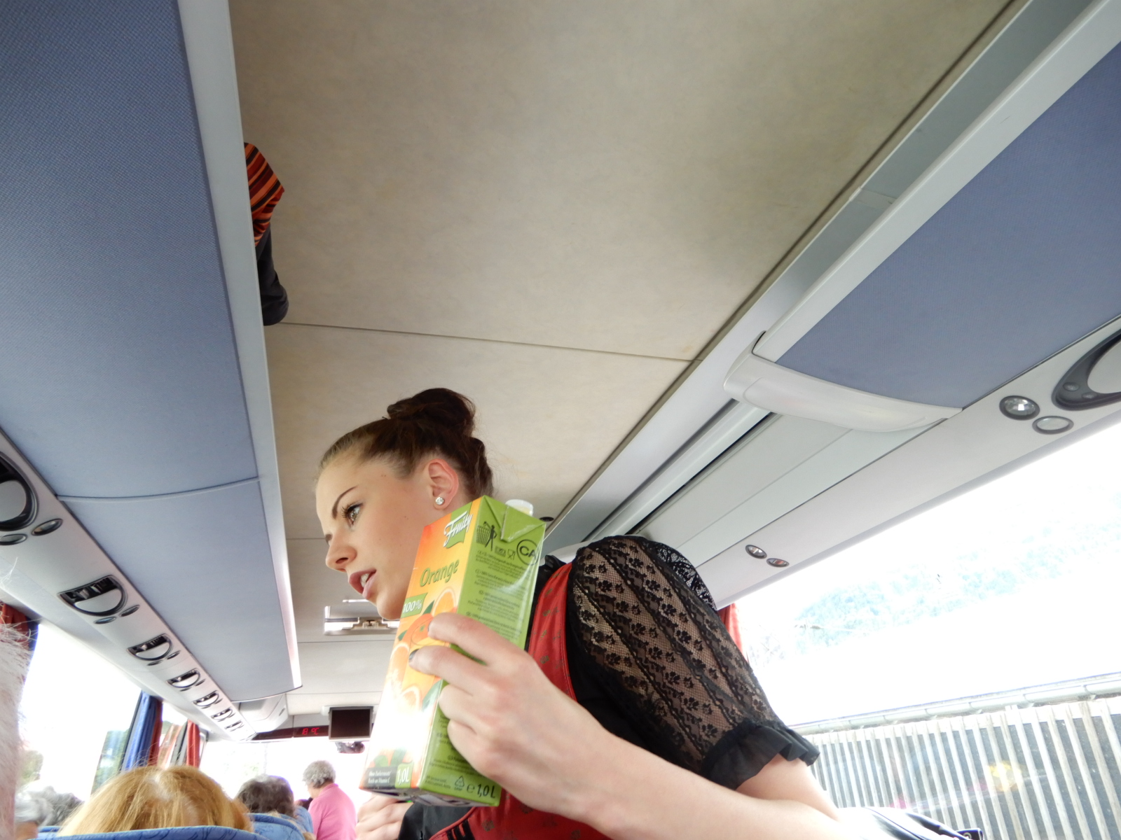 während wir auf die Achenseebahn warteten - wurden uns von zwei Frauen vom Kirchenwirt in Eben im Bus - Sekt mit oder ohne Orangensaft serviert.  -Sind extra v. Eben nach Jenbach gefahren.   