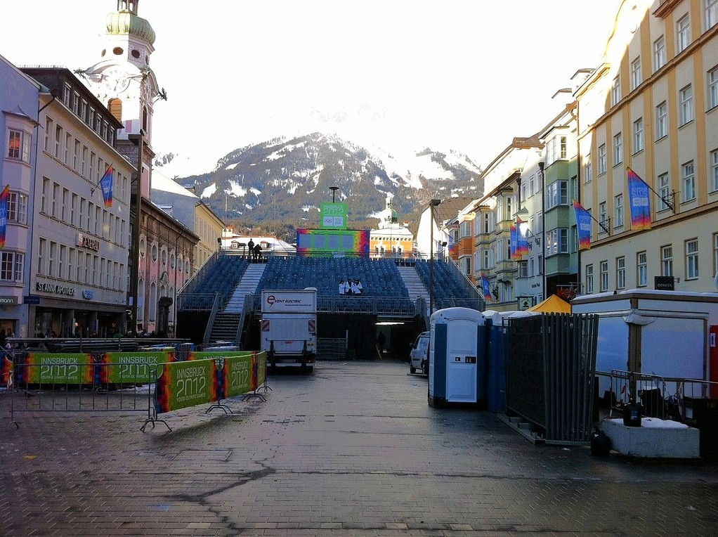 Vorbereitung anl. der Winterspiele in der Mar.-Theresien-Straße