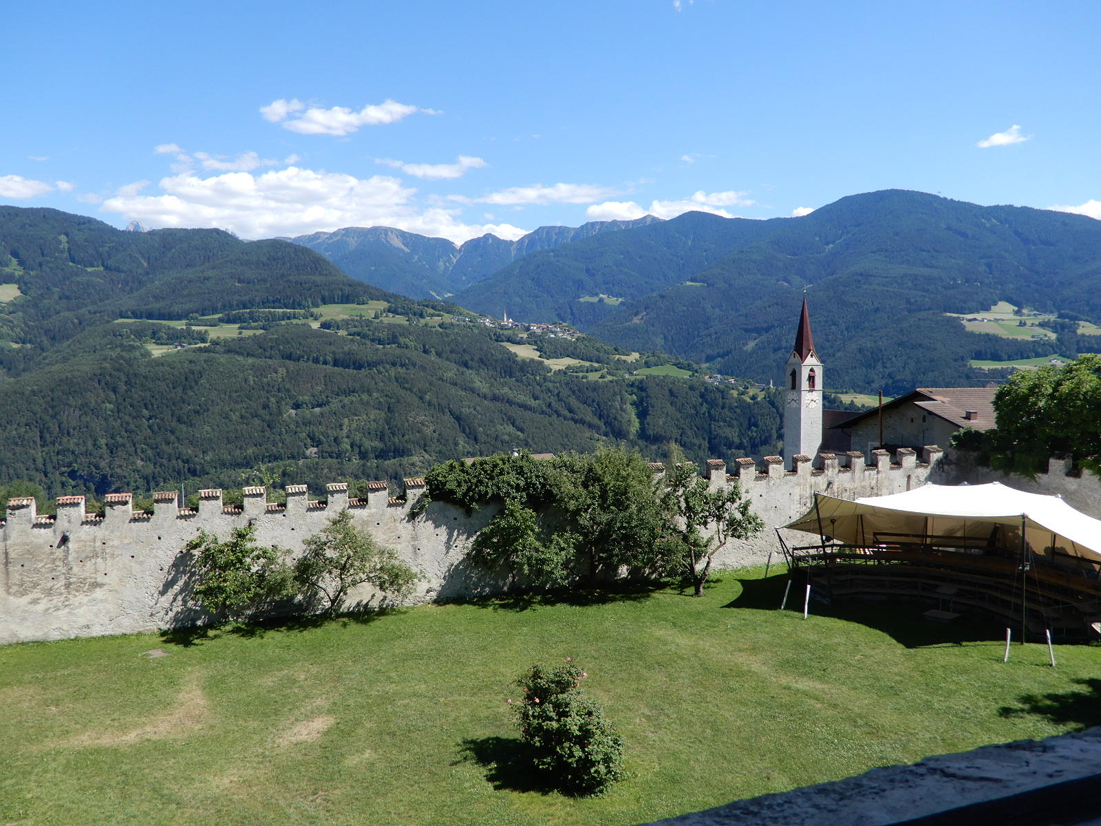 Blick aus einem Schlossfenster