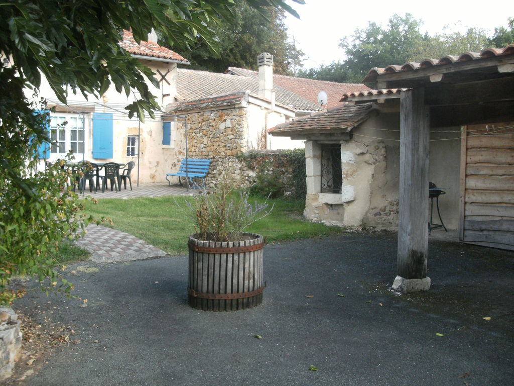 vue façade et ancien puits maison du village
