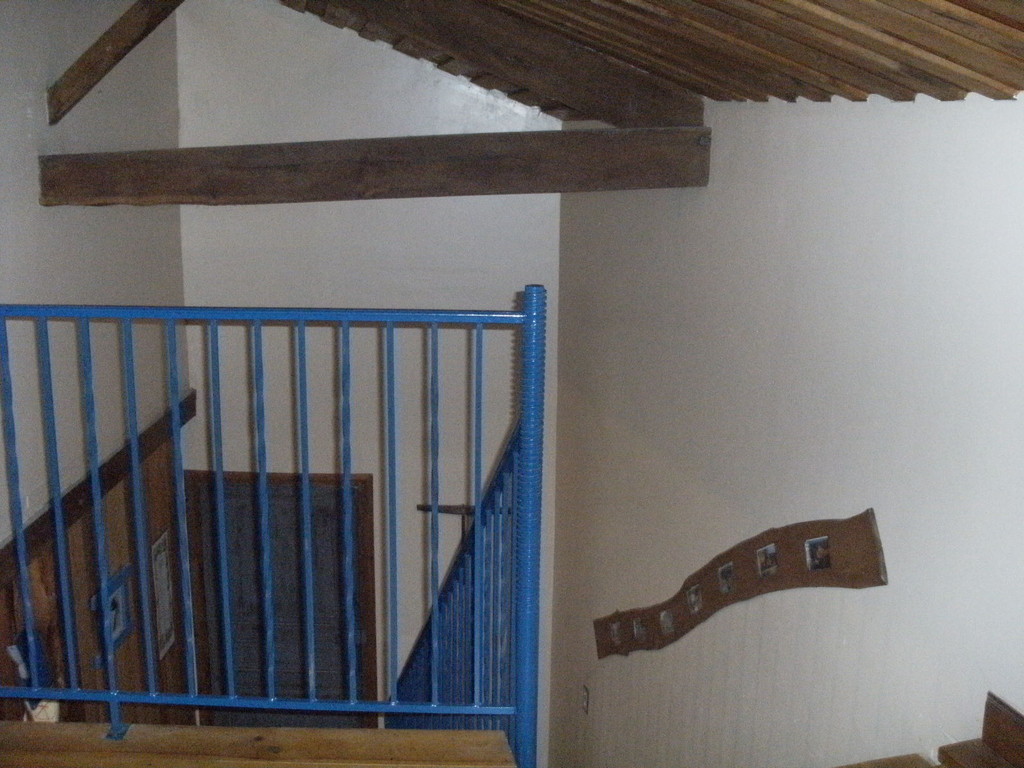haut rampe d'escalier la maison du village (ancienne vis de pressoir)