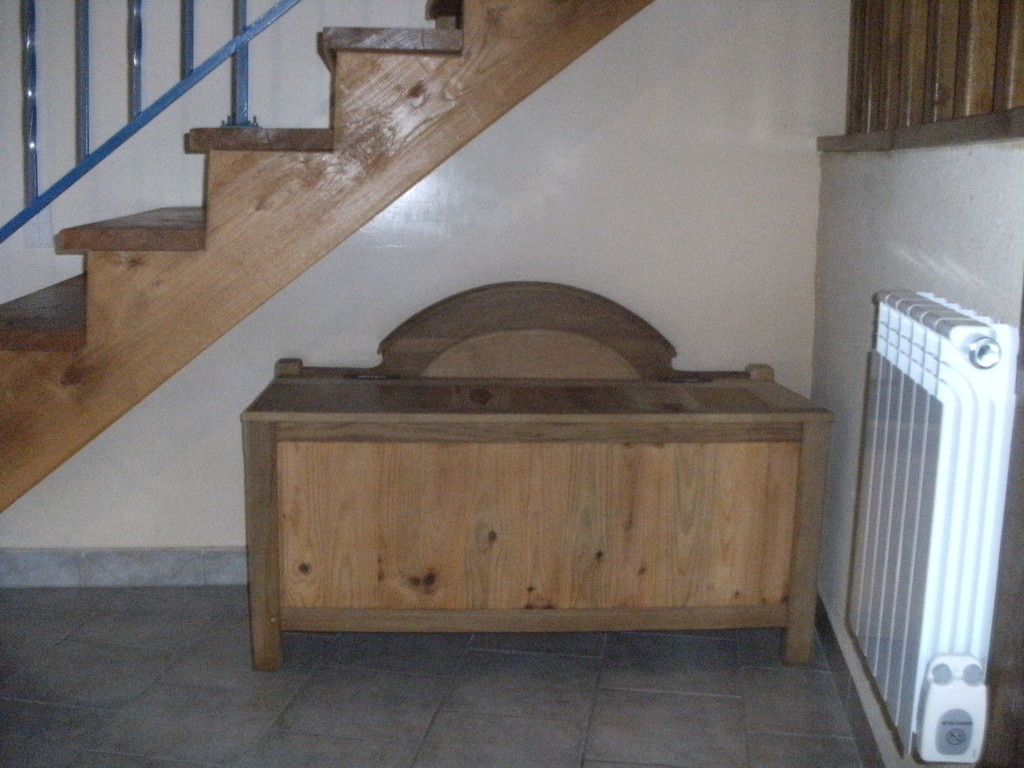 coffre à bois avec montant de bois de lit ancien récupéré